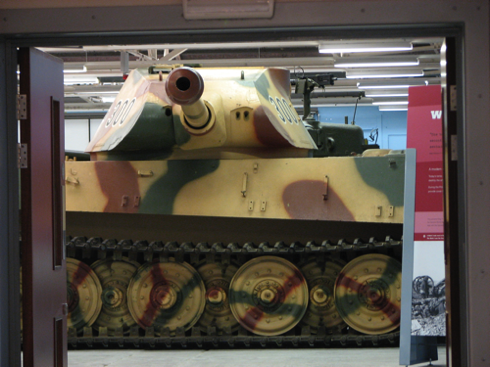 The business end of that King Tiger main armament. Nicely posed to greet you through a door. Gulp!
